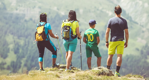 Gruppo di persone che guarda l'orizzonte in cima al Mottolino a Livigno