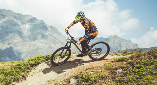 Biker su sentiero Enduro Natural Trail del Mottolino Bikepark di Livigno