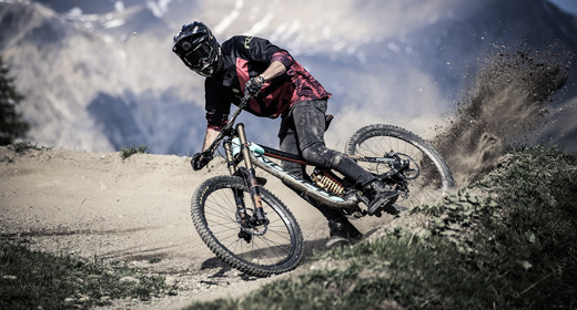 Biker esperto sui sentieri del Mottolino Bikepark