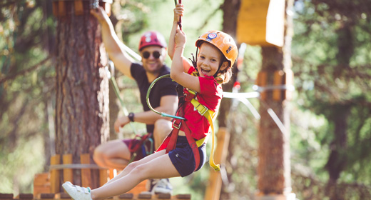 Famiglia che si diverte sui percorsi del Larix Park di Mottolino a Livigno