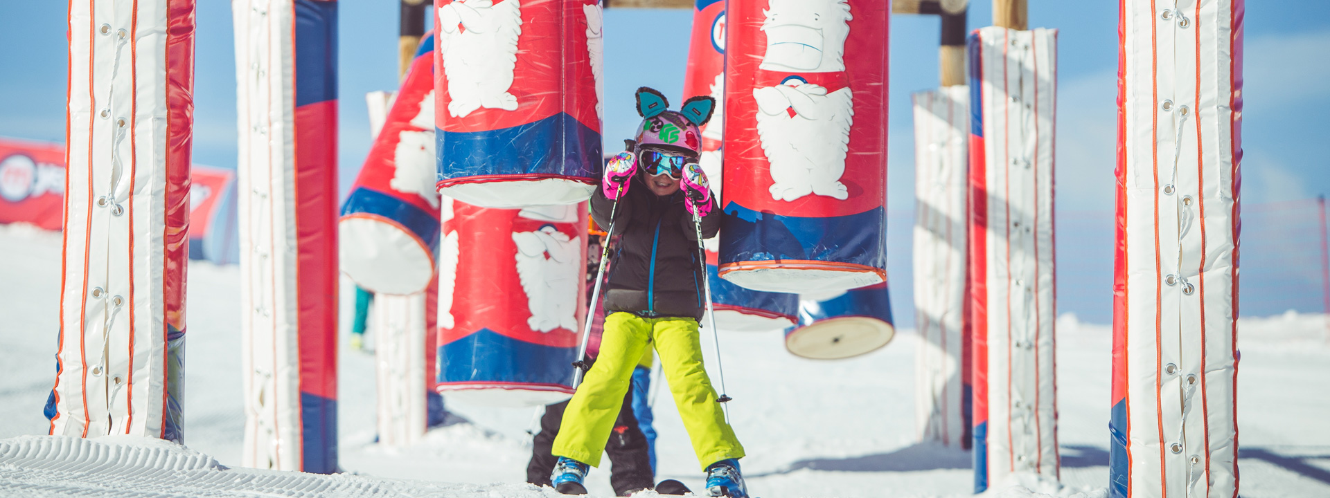 Bambini che si divertono sul percorso Yepi della ski area Mottolino a Livigno