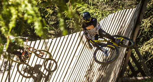 Struttura in legno nel bosco per riders professionisti