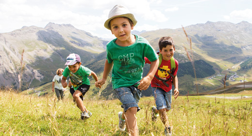 Bambini che si divertono in quota al Mottolino a Livigno