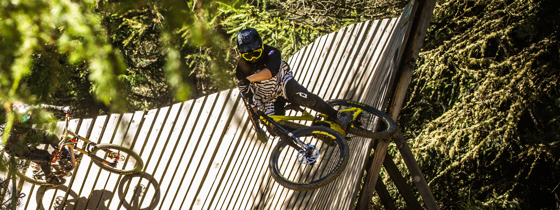 Struttura in legno nel bosco per riders professionisti