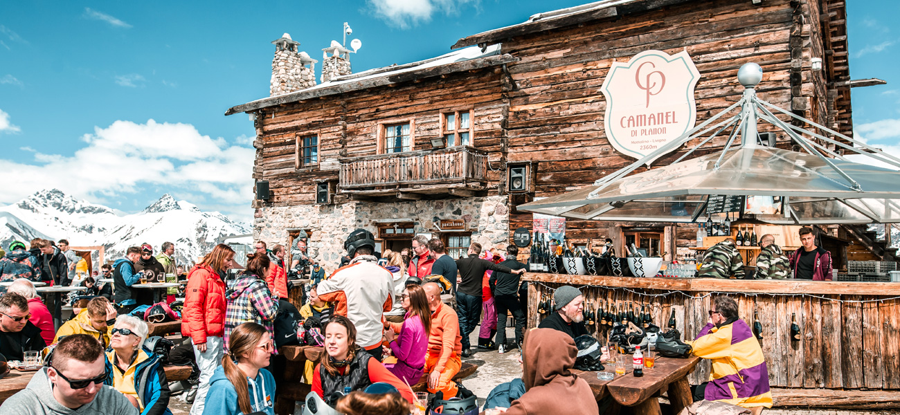 Festa nella terrazza esterna del rifugio Camanel di Planon nella ski area Mottolino a Livigno