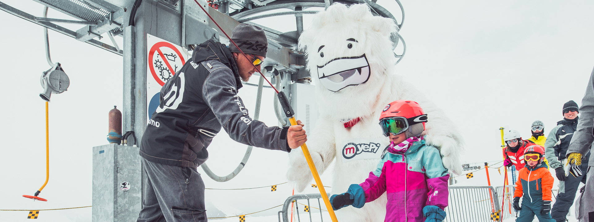 Bambina con Yepi al Campo Scuola della ski area Mottolino a Livigno