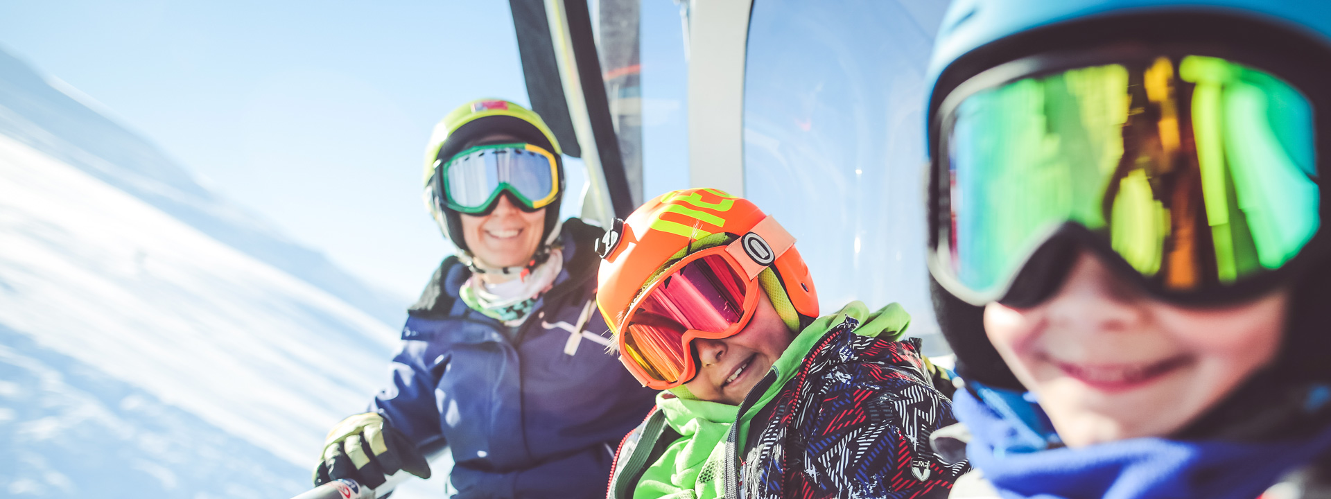 Famiglia felice sulle piste della ski area Mottolino a Livigno