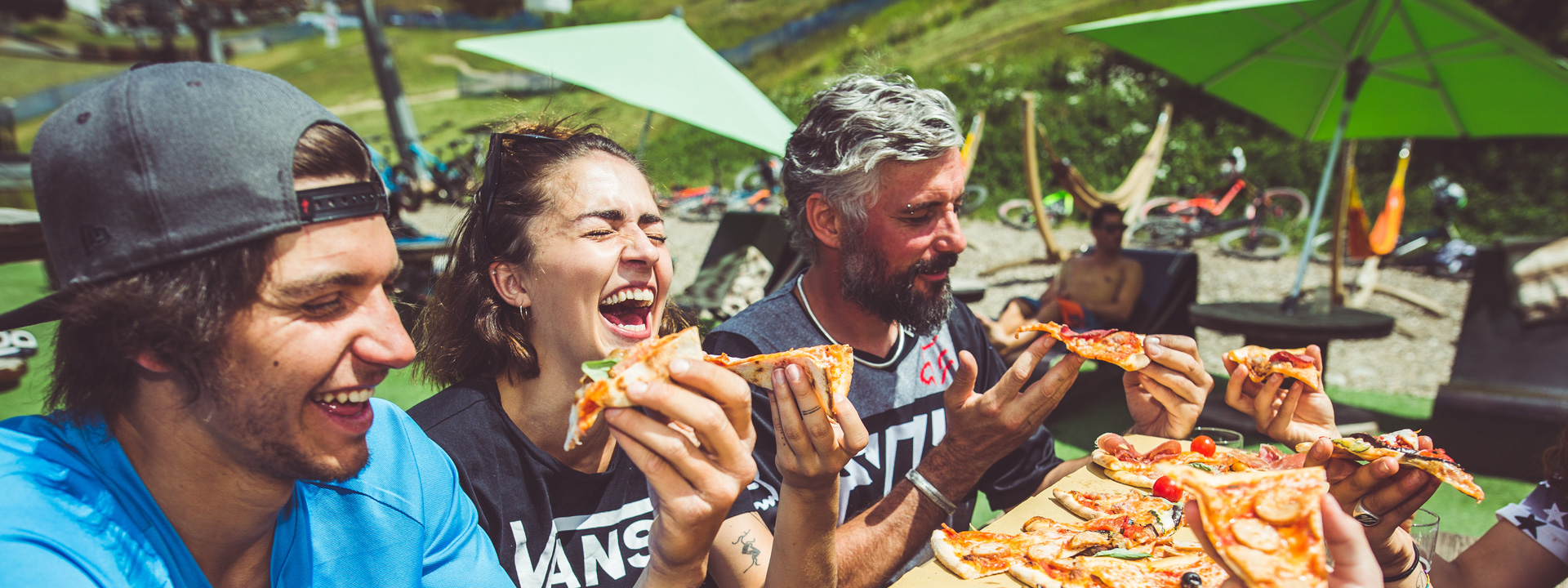 Gente divertita che mangia al Kosmo di Mottolino a Livigno