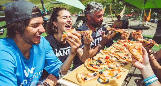 Gente divertita che mangia al Kosmo di Mottolino a Livigno