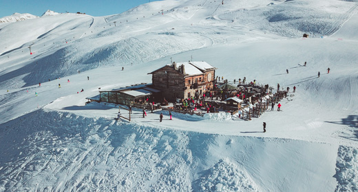 Panoramica del rifugio Camanel in alta quota nella ski area Mottolino a Livigno