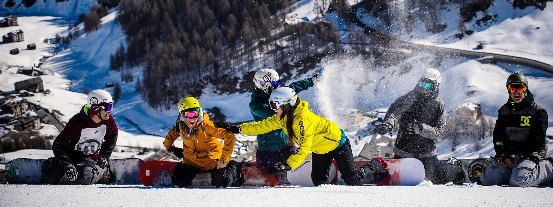 Gruppo di amici divertiti sulle piste della ski area Mottolino a Livigno