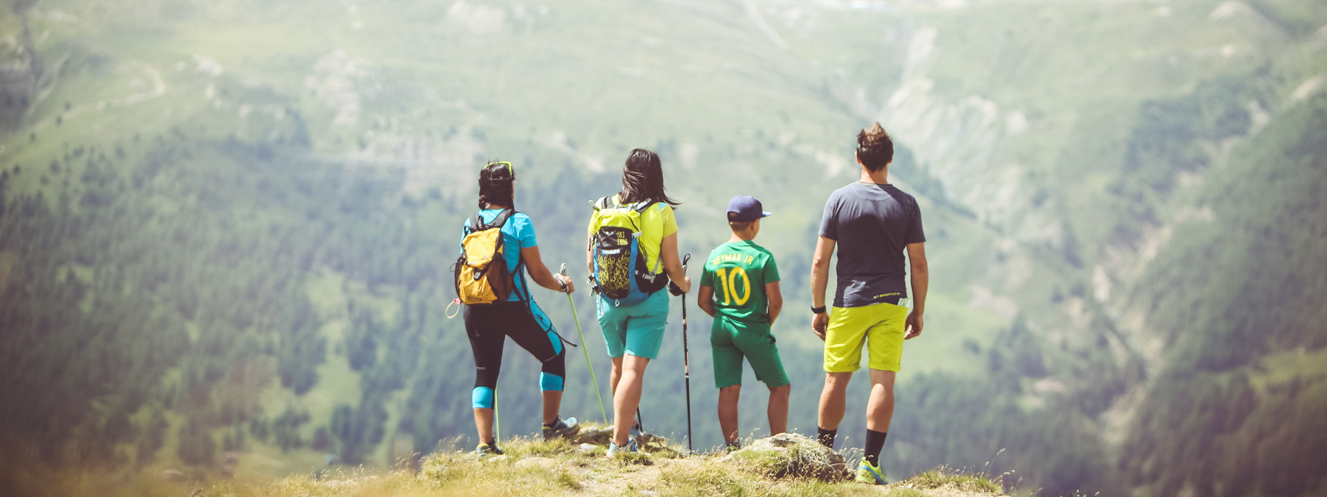 Gruppo di persone che guarda l'orizzonte in cima al Mottolino a Livigno