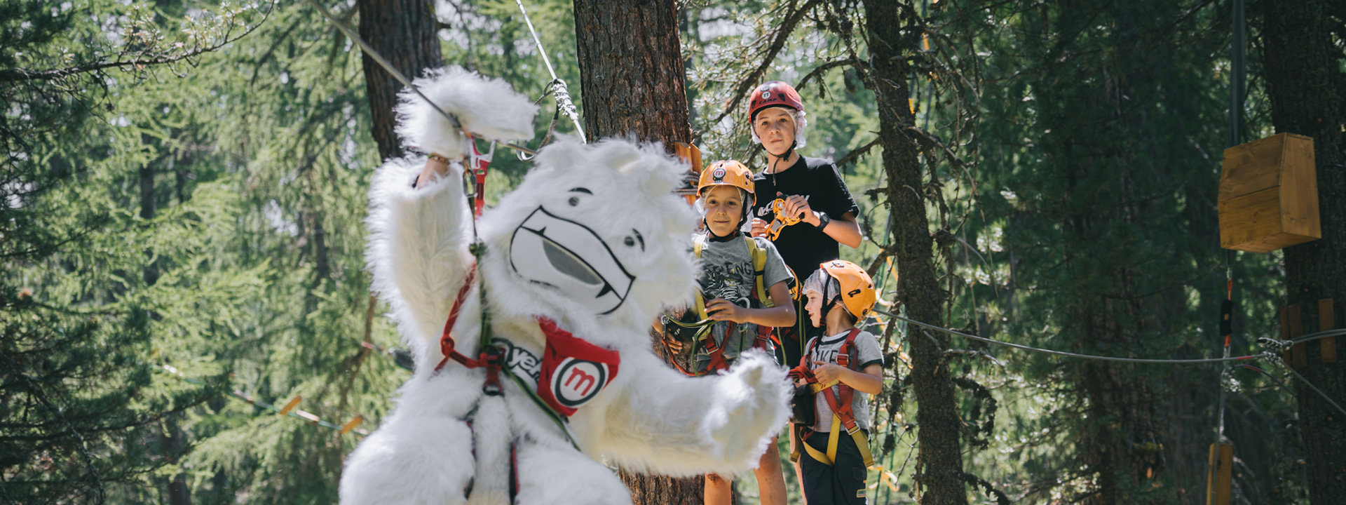 Bambini e Yepi che si divertono sui percorsi del Larix Park di Mottolino a Livigno