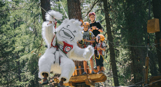 Bambini e Yepi che si divertono sui percorsi del Larix Park di Mottolino a Livigno