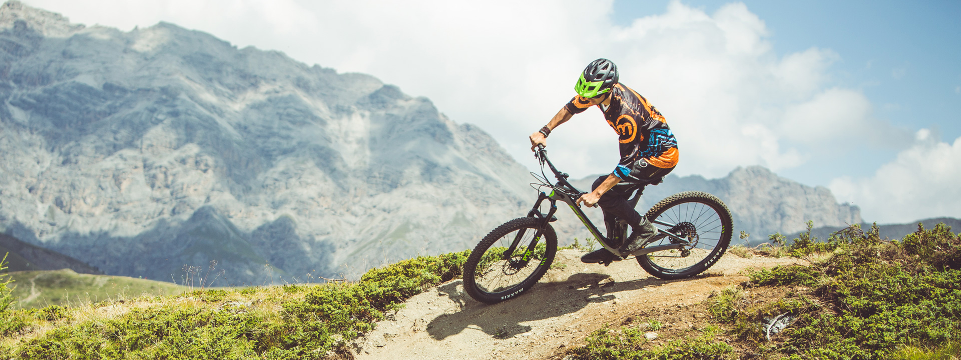 Biker su sentiero Enduro Natural Trail del Mottolino Bikepark di Livigno