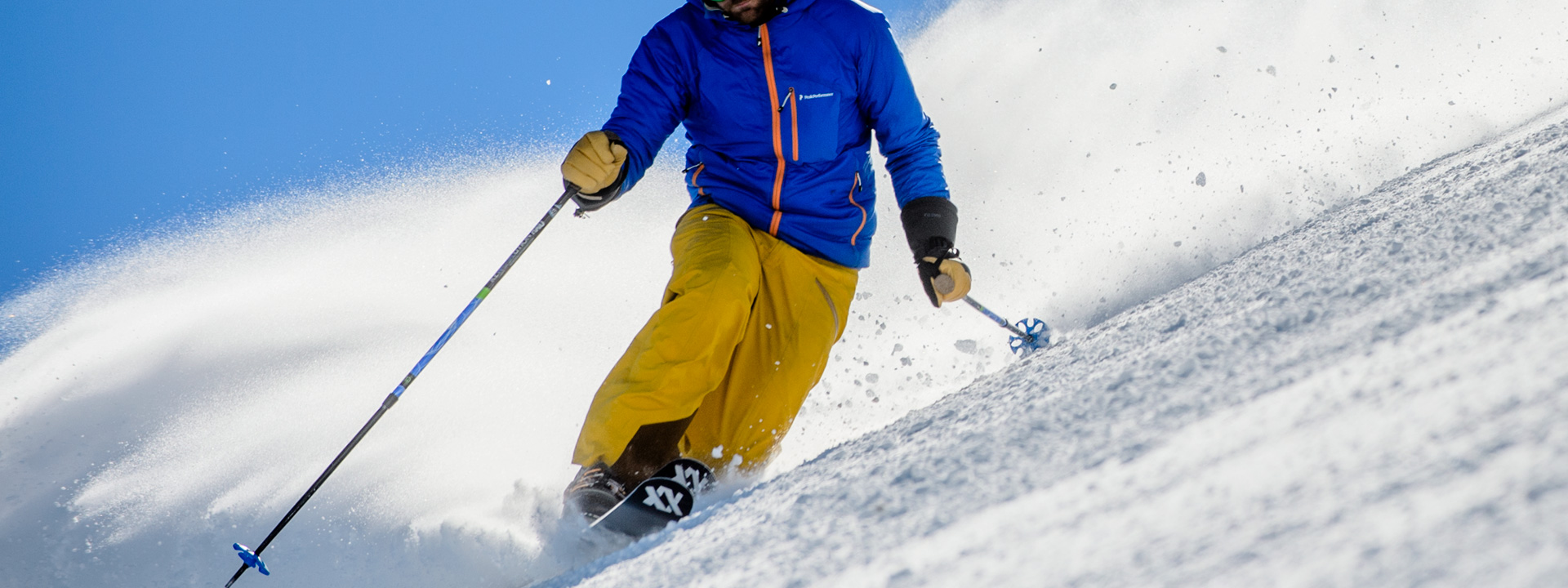 Skier sulle Natural Moguls sotto l'impianto Valfin della ski area Mottolino a Livigno