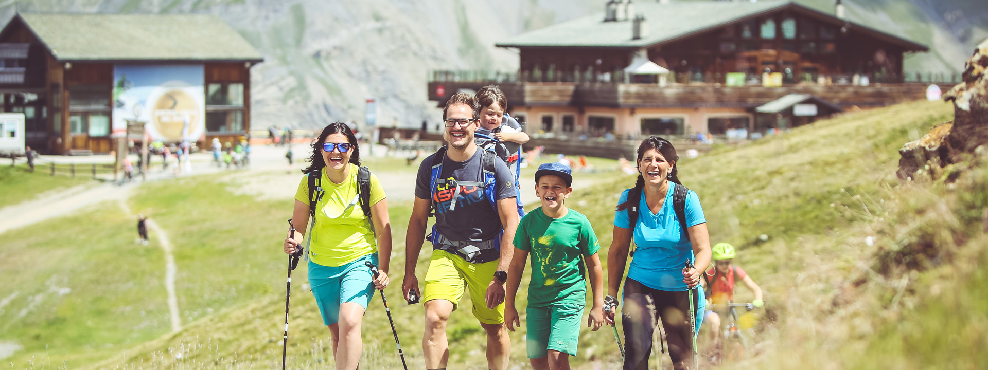 Famiglia che passeggia in quota al Mottolino di Livigno