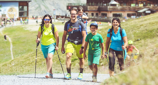 Famiglia che passeggia in quota al Mottolino di Livigno