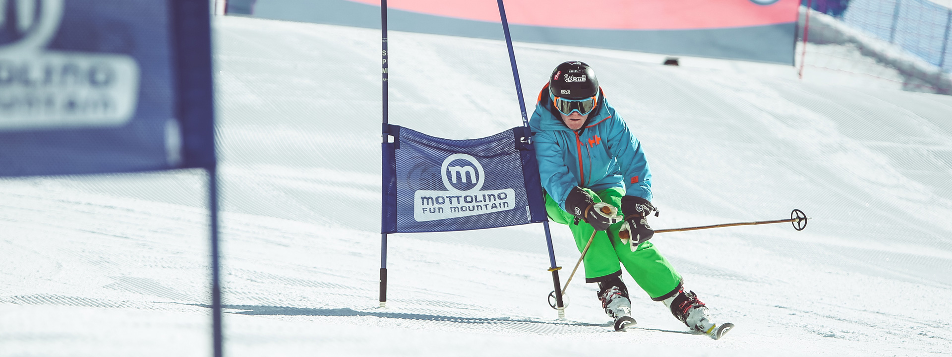 Skier durante una gara all'interno dell'area del Self Timing sulla ski area Mottolino a Livigno