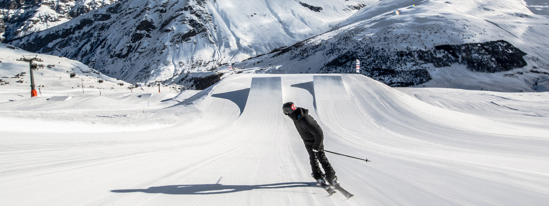 Freeskier pronto a saltare sui kicker dello snowpark Mottolino a Livigno