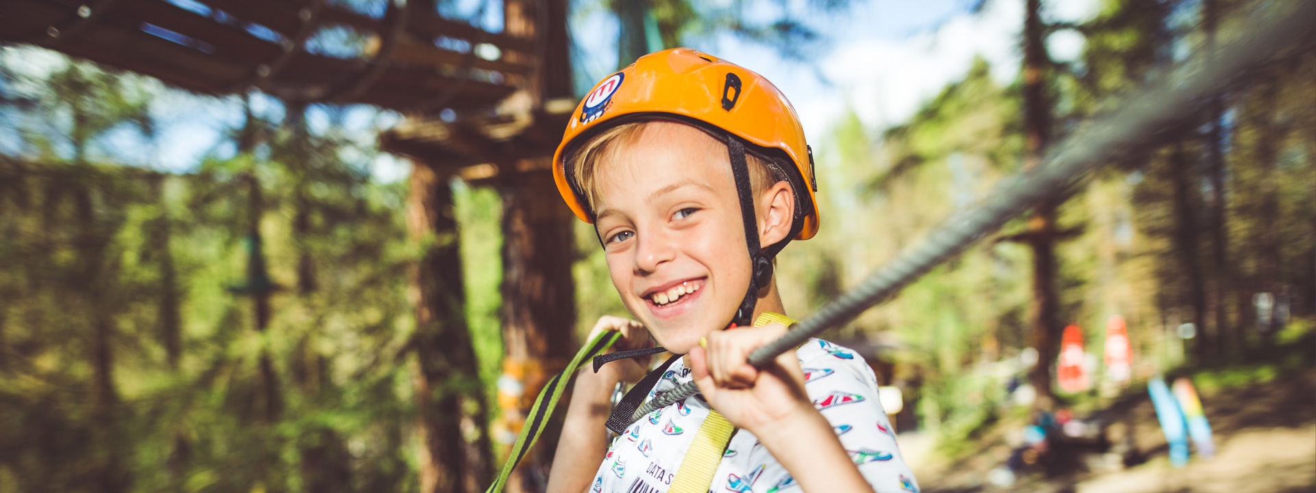 Bambino sorridente sul percorso verde del Larix Park del Mottolino a Livigno