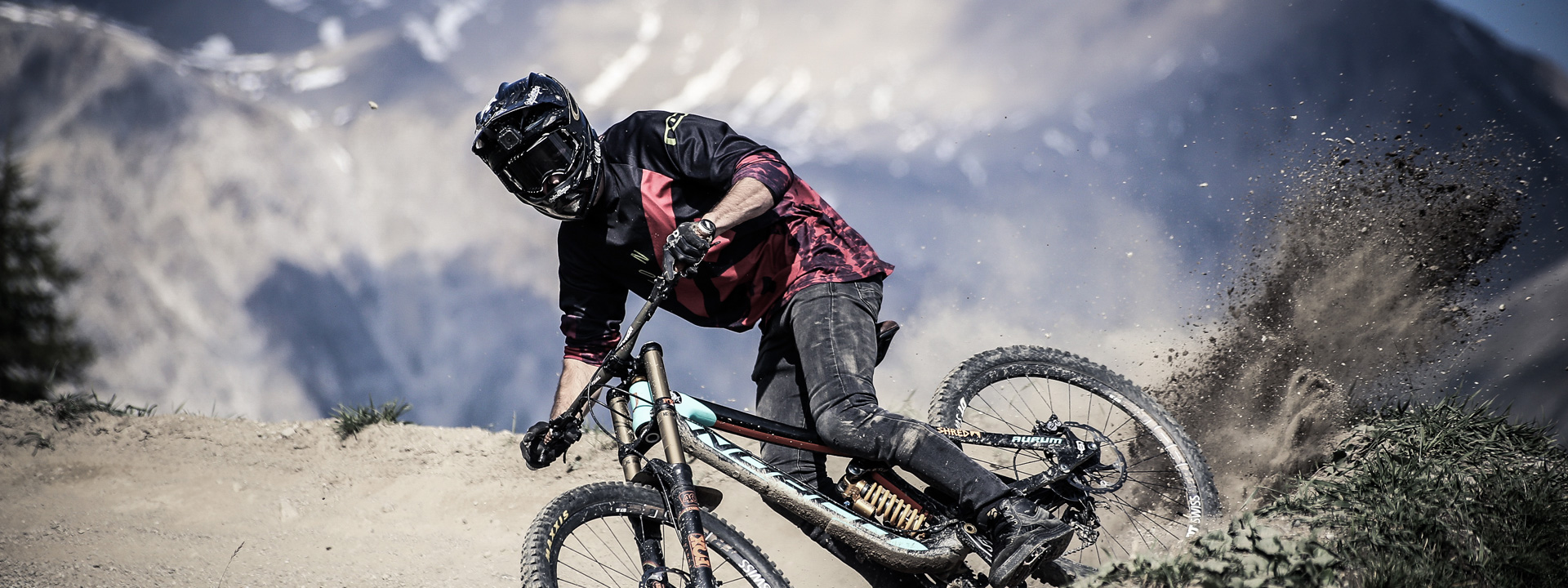 Biker esperto sui sentieri del Mottolino Bikepark