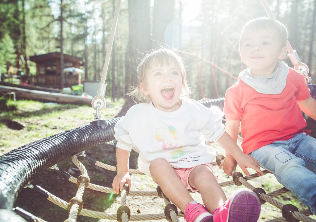 Bambini che ridono e si divertono nell'area Yepi del Larix Park di Mottolino a Livigno