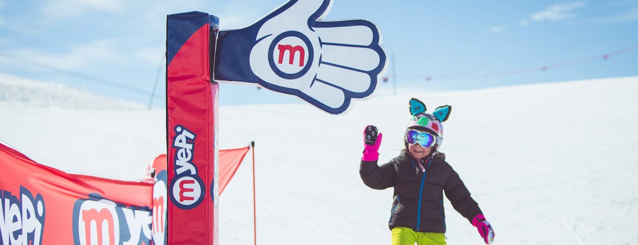 Bambina percorre il percorso Yepi sulla ski area Mottolino a Livigno