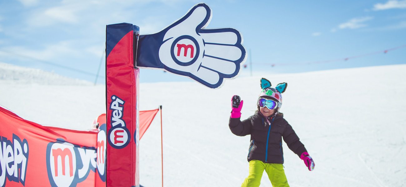 Bambina percorre il percorso Yepi sulla ski area Mottolino a Livigno