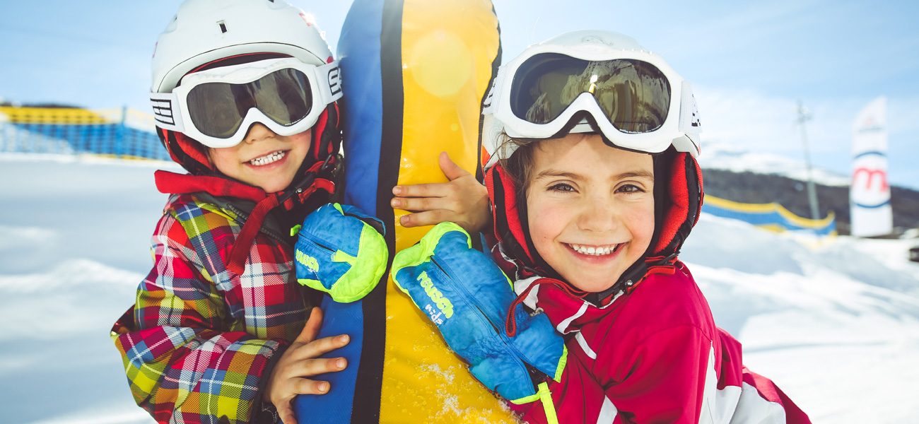 Gonfiabili nell'area giochi di fronte al M'eating Point della ski area Mottolino a Livigno