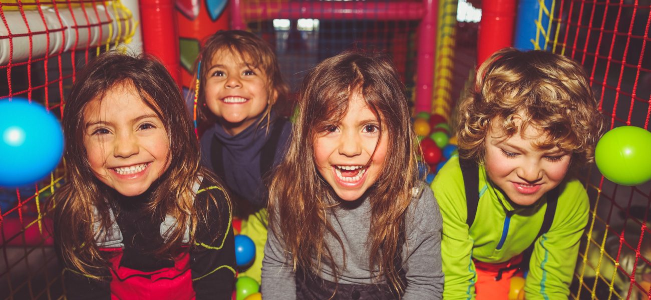 Divertimento per i bambini al kindergarten all'interno del rifugio M'eating Point nella ski area Mottolino a Livigno