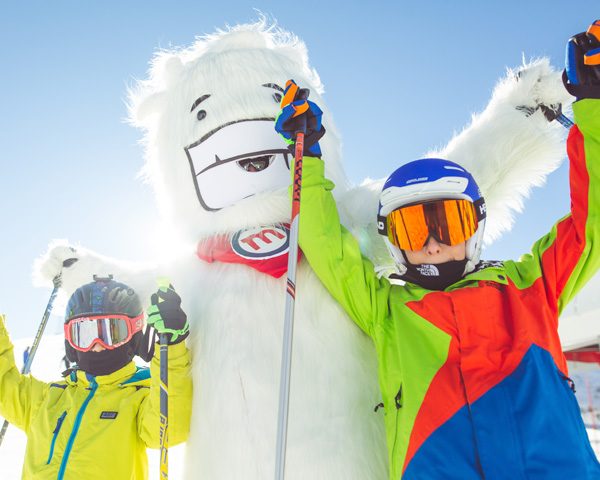 Bambini insieme a Yepi sulla ski area Mottolino a Livigno