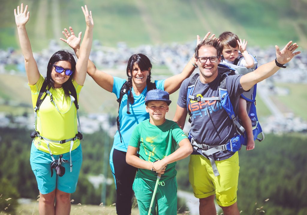 Famiglia che si diverte in quota al Mottolino a Livigno