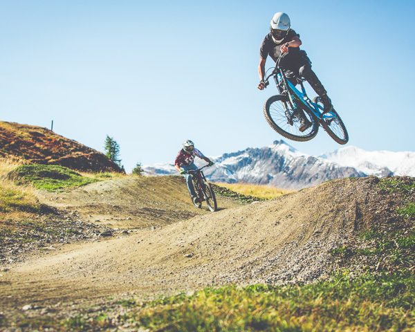 Bikers che saltano al Mottolino Bikepark Livigno