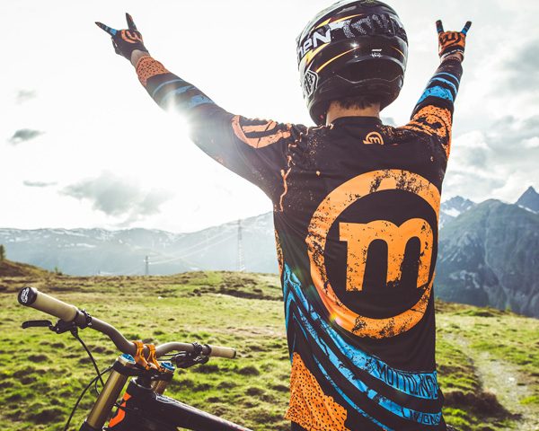 Biker che guarda l'orizzonte esultando al Mottolino Bikepark di Livigno