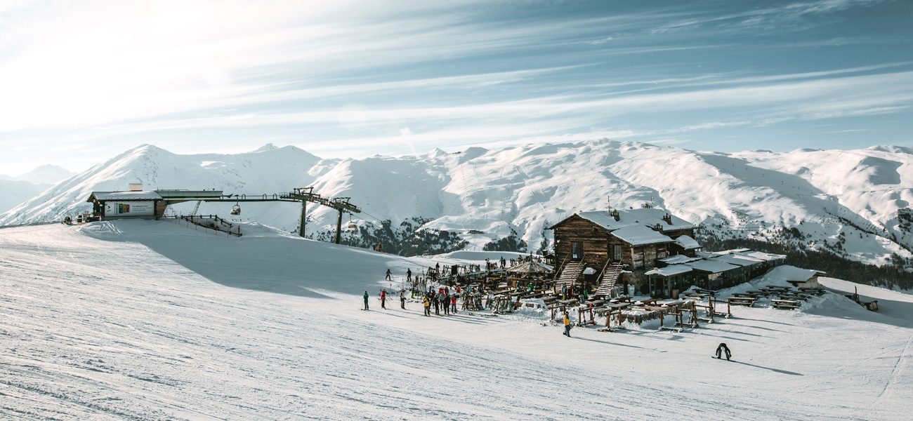 Rifugio Camanel di Planon all'arrivo della seggiovia Teola nella ski area Mottolino a Livigno