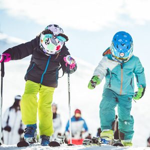 Bambini pronti a sciare al Campo Scuola della ski area Mottolino a Livigno