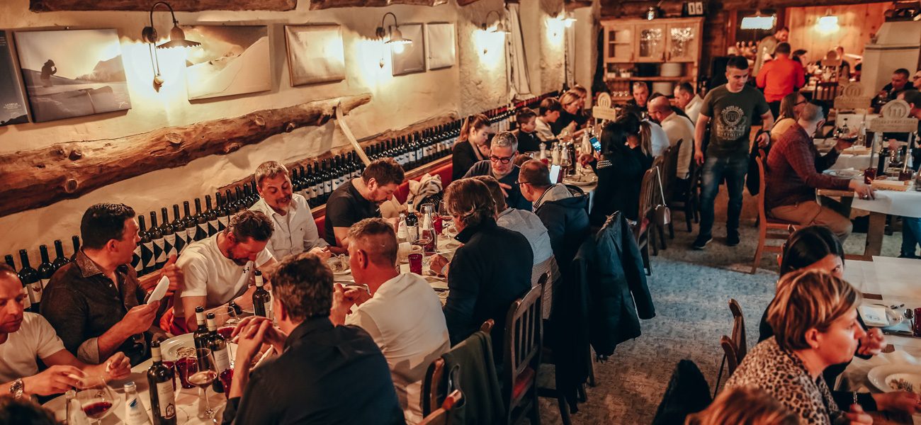 Momento durante la cena in quota al Camanel di Planon al Mottolino a Livigno