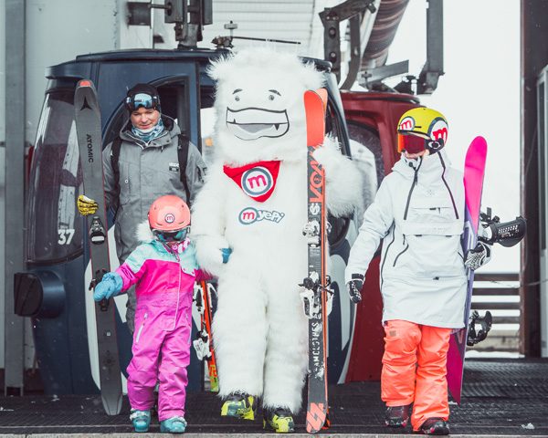 Famiglia con Yepi verso le piste della ski area Mottolino a Livigno