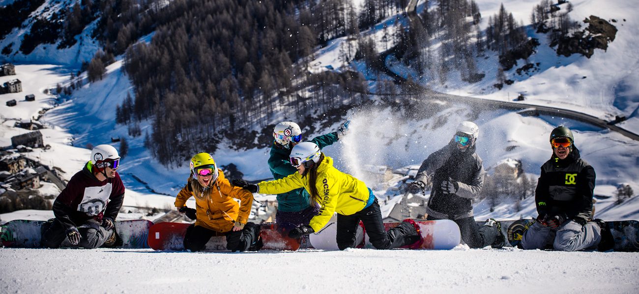 Tanto divertimento in gruppo sulle piste della ski area Mottolino a Livigno