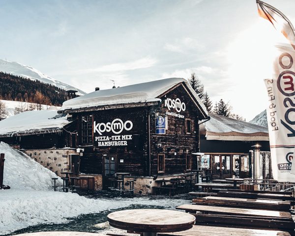 Esterno del rifugio Kosmo a valle della ski area Mottolino a Livigno