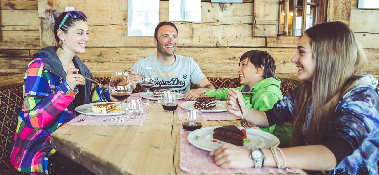 Pranzo al Luciano's dopo la risalita in quota a piedi con la telecabina Mottolino a Livigno