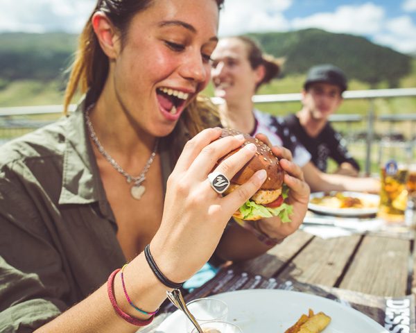 Hamburger al Kosmo di Mottolino nella stagione estiva a Livigno