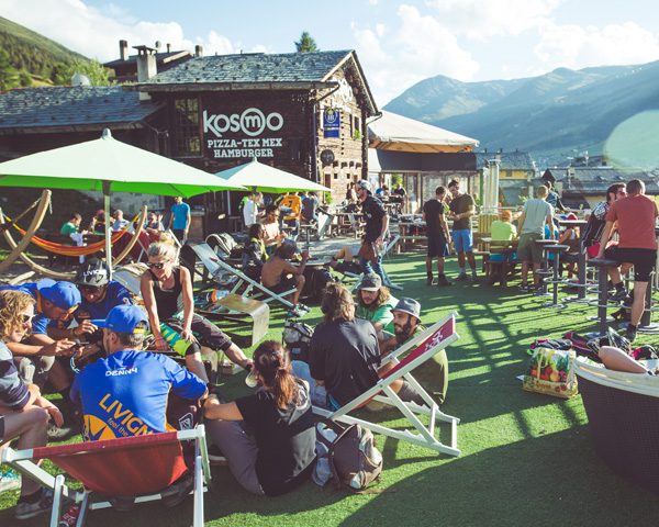 Kosmo_apres_bike_top_600x480 Relax dei bikers sulla terrazza esterna del Kosmo nella stagione estiva di Mottolino a Livigno