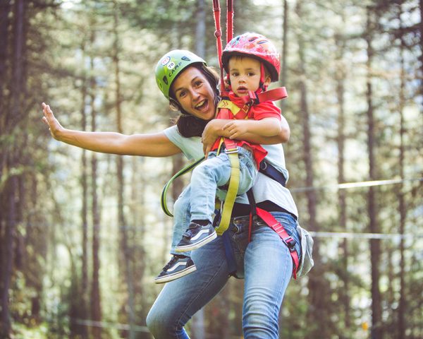 Famiglia che si diverte sul percorso fucsia del Larix Park del Mottolino a Livigno