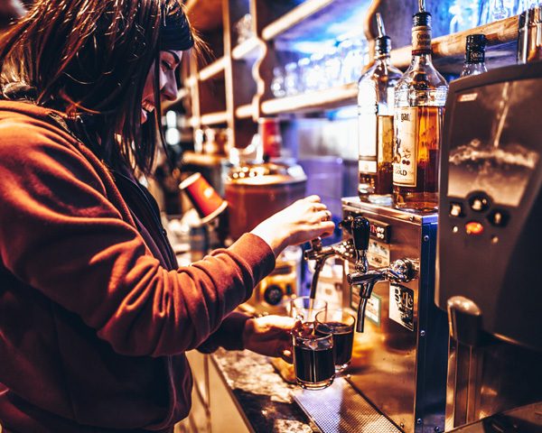 Barista del rifugio M'eating Point della ski area Mottolino a Livigno