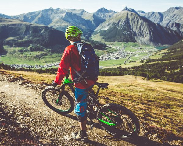 Vista su Livigno con la MTB dai sentieri del Mottolino