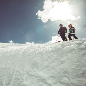 Famiglia pronta a partire sul Natural Pipe della ski area Mottolino a Livigno