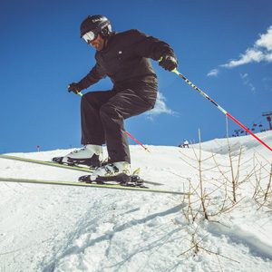 Skier salta all'interno del Natural Pipe della ski area Mottolino a Livigno