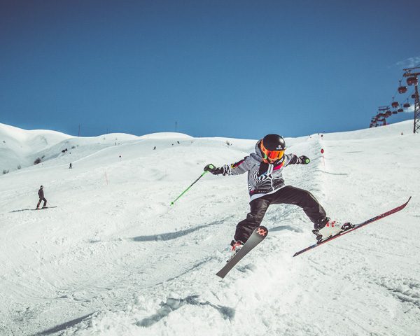 Famiglia che si diverte sul Natural Pipe nella ski area Mottolino a Livigno